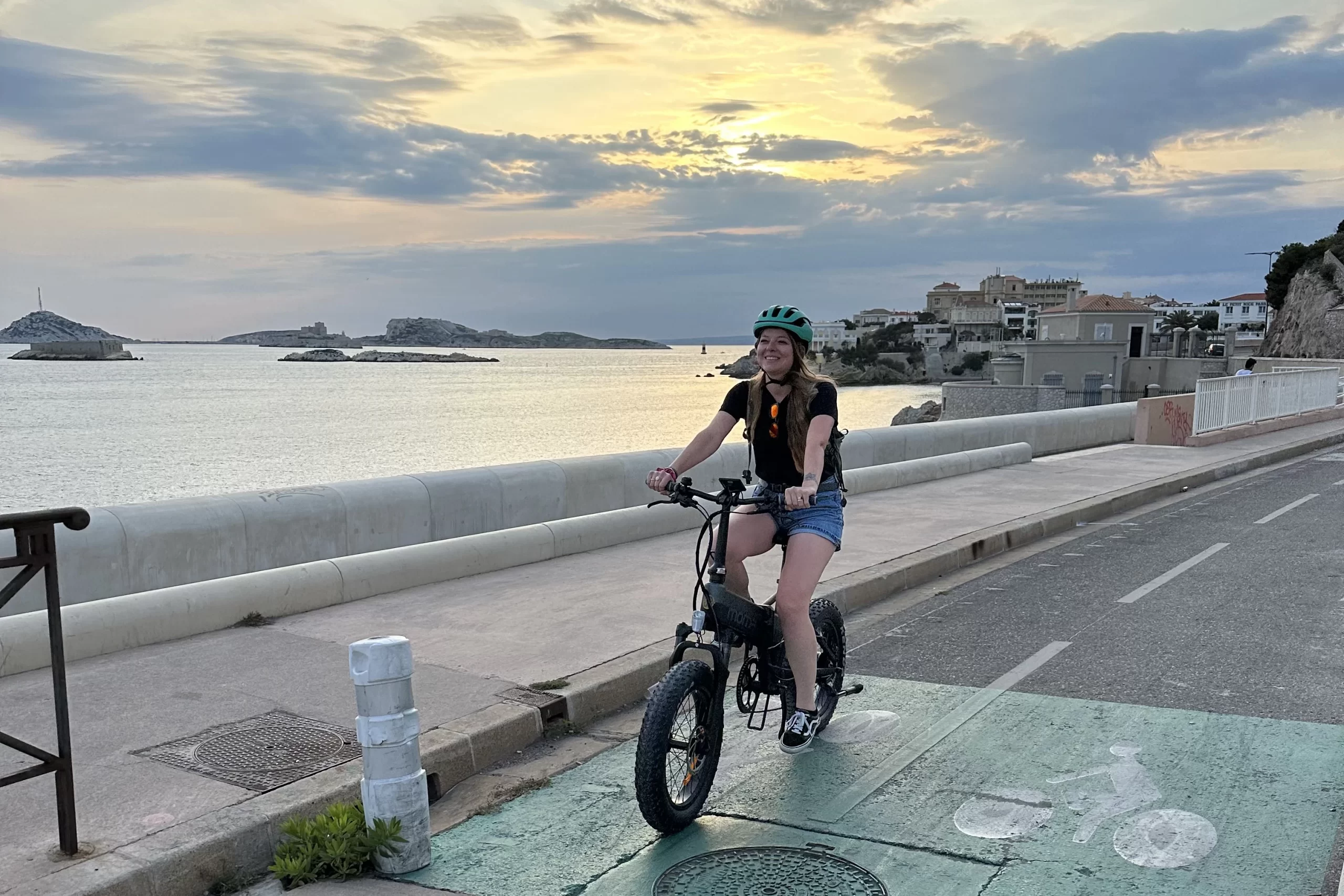 Test du vélo pliant Moma Fat Pro par Clémence à Marseille, lors d'un coucher de soleil
